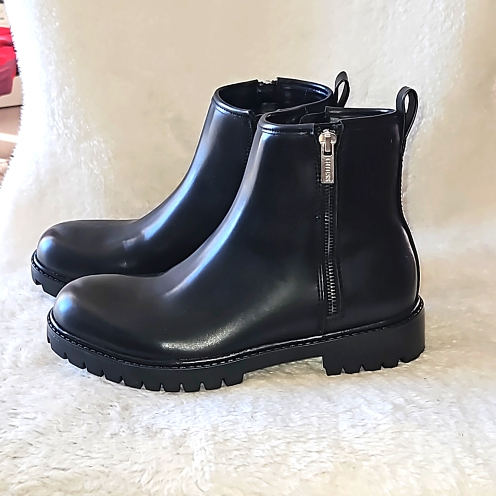 GUESS Man's Dina Low Shaft Casual Lug Sole Boots Size 7.5 M